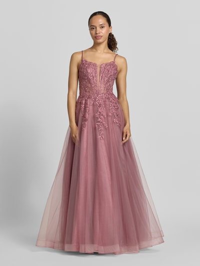 Frauenmodel trägt Abendkleid mit floraler-Stickereien von Laona aus Mesh in A-Linie als Maxikleid, Karree-Ausschnitt, Corsagen-Optik, Reißverschluss auf der Rückseite, Rückenlänge bei Größe 36: 131 cm, Brustweite bei Größe 36: 33 cm; Ganzkörperansicht von vorne.