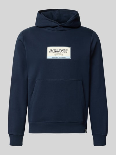 Produktfoto, dunkelblauer Hoodie mit Label-Print Modell 'FREDERIKSBERG' von JACK & JONES, Baumwoll-Mix, lockerer Schnitt, Struktur glatt