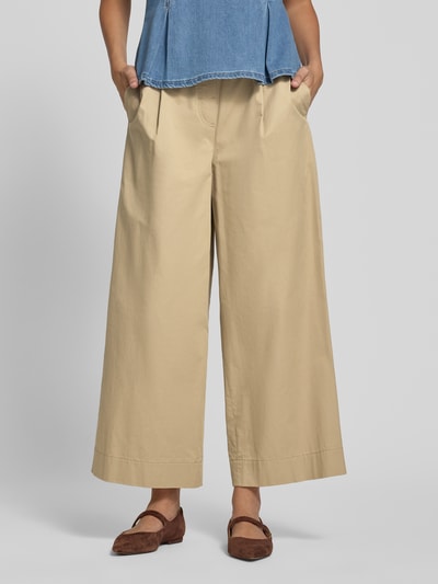 Frauenmodel trägt Weite Hose aus reiner Baumwolle von Weekend Max Mara in Beige, glatte Textur, Damen Weite Hose, Nahaufnahme Unterkörper.