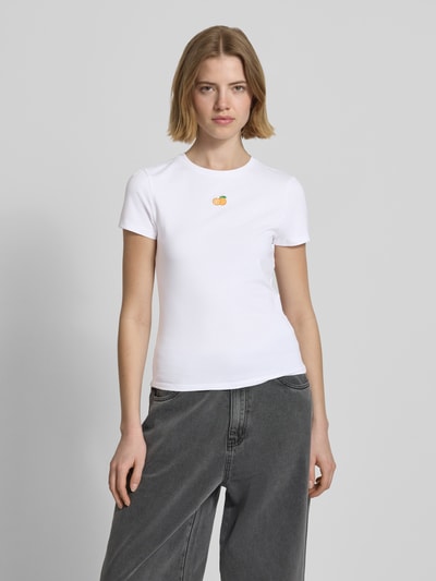 Frauenmodel trägt Slim Fit T-Shirt mit Motiv-Stitching von REVIEW, weiß, Rundhalsausschnitt, elastischer Baumwoll-Mix, Ganzkörperansicht von vorne.