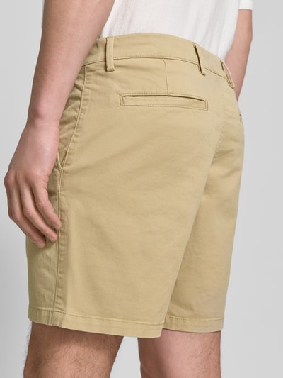 Männermodel trägt Shorts mit französischen Eingrifftaschen von GAP aus Baumwoll-Mix mit Stretch-Anteil, Straight Fit, Ganzkörperansicht Rückansicht.
