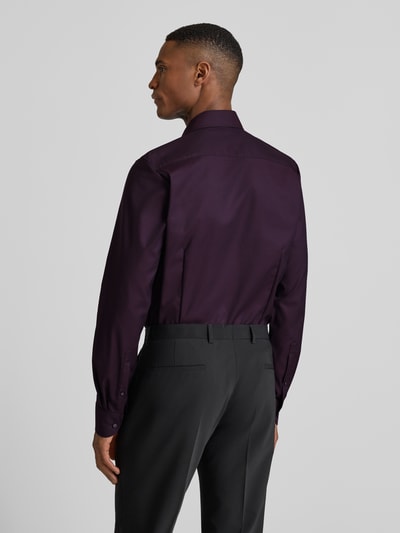 Männermodel trägt Slim Fit Businesshemd aus Baumwolle mit Kentkragen von OLYMP Level Five in dunklem Violett, Rückenansicht, Baumwoll-Elasthan-Mix, Knopfleiste, Rückenlänge 81 cm, Schulterbreite 44 cm, Ärmellänge 67 cm bei Größe 40.