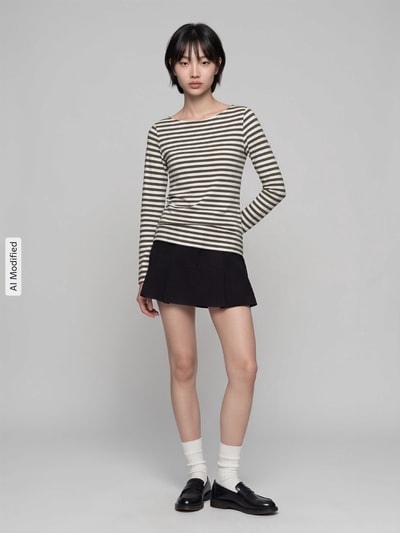 Damesmodel draagt Slim Fit Langarmshirt aus reiner Baumwolle van s.Oliver RED LABEL, gestreept in zwart en wit, zwarte rok, Ganzkörperansicht van voren, KI-modificeerd beeld