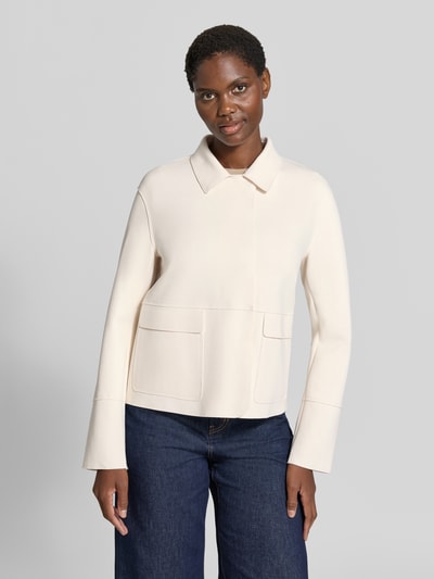 Frauenmodel trägt Slim Fit Blazer aus Baumwoll-Mix von White Label in Creme mit Umlegekragen und Pattentaschen, Ganzkörperansicht von vorne.