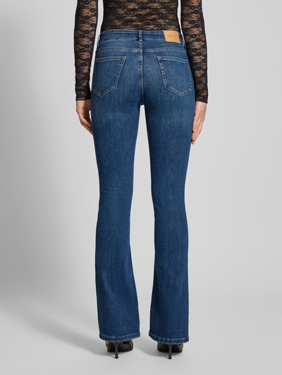 Frauenmodel trägt Flared Fit Jeans im 5-Pocket-Design von Review, blaue Denimstruktur, Baumwoll-Mix, Ganzkörperansicht Rückansicht.