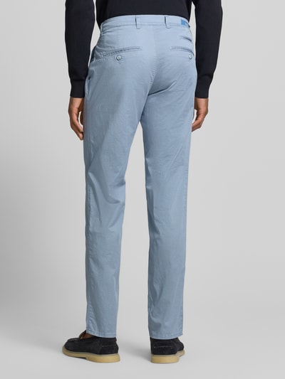Männermodel trägt fein strukturierte HOSE Modell 'Fabio' von BRAX in Hellblau aus Baumwoll-Elasthan-Mix mit Eingrifftaschen, Ganzkörperansicht Rückansicht. Regular-Fit, Bundweite 42 cm, Innenbeinlänge 82 cm bei Größe 32/32.