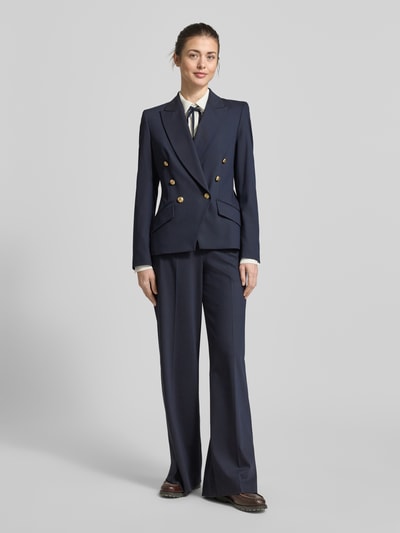 Frauenmodel trägt Wide Fit Stoffhose mit Viskose-Anteil von Christian Berg Woman Selection, Dunkelblau, Elastischer-Material-Mix, Ziersteinbesatz, Haken- und Reißverschluss, Ganzkörperansicht von vorne.