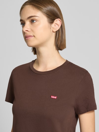 Kobiece model prezentuje damski t-shirt Loose Fit T-Shirt aus reiner Baumwolle od Levi's®, brązowy, widok na górną część ciała z przodu