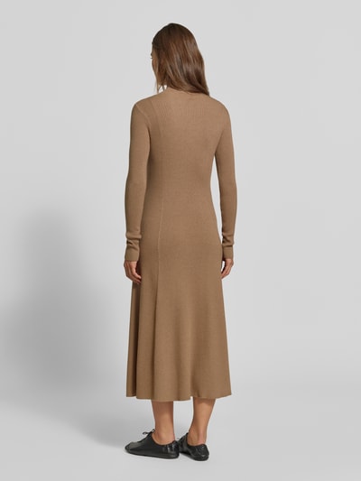 Frauenmodel trägt Slim Fit Midikleid aus Viskose-Mix mit Strick-Optik von MYON in Braun, langärmelig, Stehkragen, Ganzkörperansicht Rückansicht.
