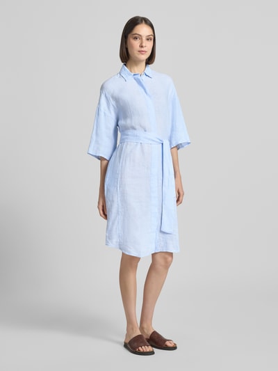 Modelka nosi Leinenkleid aus reinen Leinen Modell 'Derby' od 0039 Italy, len, krój taliowany, rękaw o dł. 1/2, wykładany kołnierz, listwa guzikowa, półprzezroczysty materiał, odpinana materiałowa tasiemka, długość tyłu w rozmiarze S: 96 cm, szerokość w rozmiarze S: 59 cm, długość rękawów w rozmiarze S: 24 cm, jasny błękit, prosta tekstura, widok całej sylwetki z przodu.