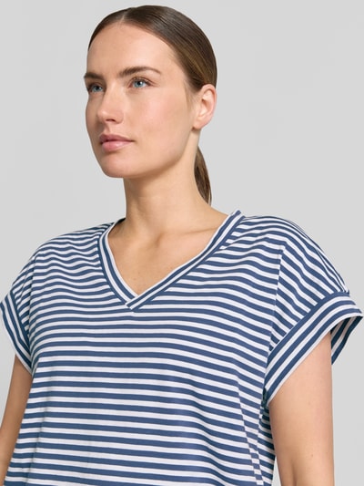 Frauenmodel trägt T-Shirt im Allover-Look mit V-Ausschnitt von Zero aus Baumwoll-Elasthan-Mix, Regular-Fit, Nahaufnahme Oberkörper.