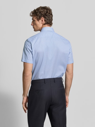 Männermodel trägt Regular Fit Business-Hemd mit Kentkragen von Christian Berg Men aus reiner Baumwolle, hellblau gemustert, Ganzkörperansicht Rückansicht.