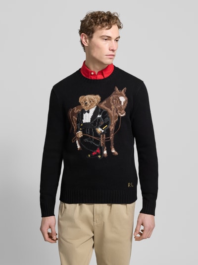 Männermodel trägt Strickpullover aus Wolle mit Motiv von Polo Ralph Lauren, Regular-Fit, Rundhalsausschnitt, Ganzkörperansicht von vorne