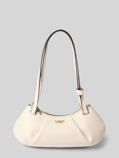 Produktfoto, Shoulder Bag in Leder-Optik Modell 'Amorette' von GUESS in Creme mit schmalen Schulterriemen und Logo-Detail, dezente Struktur