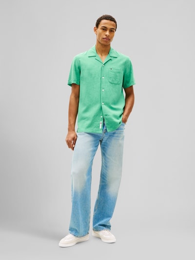 Männermodel trägt Regular Fit Freizeithemd aus Leinen-Baumwoll-Mix von Tommy Jeans, Optik: Unifarben, Flammgarn, Ganzkörperansicht von vorne.