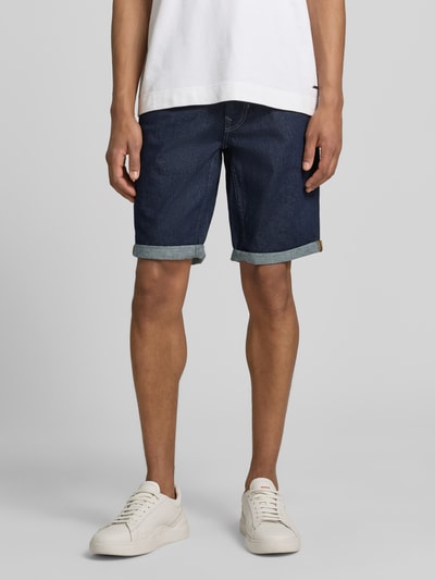 Mannenmodel draagt Regular Fit Jeansshorts im 5-Pocket-Design van PME Legend in donkerblauw katoen-elastaanmix, model 'NIGHTFLIGHT', knoop- en ritssluiting, vijf zakken, vooraanzicht van het hele lichaam.
