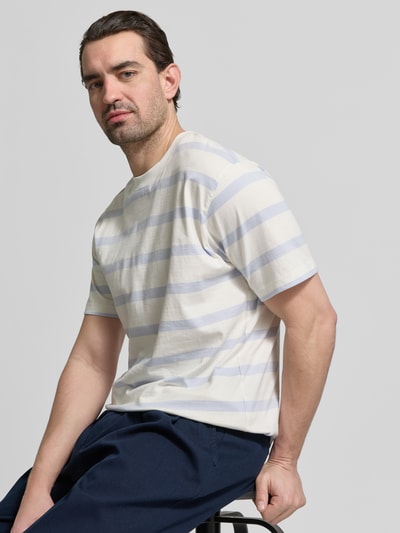 Männermodel trägt T-Shirt mit geripptem Rundhalsausschnitt von MCNEAL, weiß-hellblau gestreift, Regular Fit, Nahaufnahme Oberkörper.