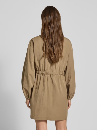 Frauenmodel trägt Minikleid mit Hemdblusenkragen und Reißverschluss von Jake*s Casual aus Baumwoll-Mix in A-Linie mit Bindegürtel, Eingrifftaschen, Rückenlänge 85 cm, Brustweite 50 cm, Ärmellänge 61 cm, einfarbig, glatte Textur, Ganzkörperansicht Rückansicht.