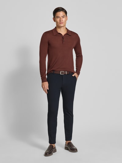 Männermodel trägt Stoffhose mit Gesäßtaschen von Drykorn, dunkelblau, gerader Schnitt, Viskose-Mix, Ganzkörperansicht von vorne.
