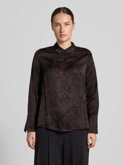 Frauenmodel trägt Regular Fit Langarmbluse aus reiner Viskose von s.Oliver BLACK LABEL in dunklem Braun mit Animalprint, Ganzkörperansicht von vorne.