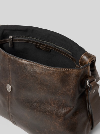 Produktfoto, Crossbody Bad aus echtem Leder Modell 'Fiona' von LIEBESKIND BERLIN, brązowa faktura, magnetyczne zapięcie, logo, główna komora z klapką, widoczny pasek na ramię.