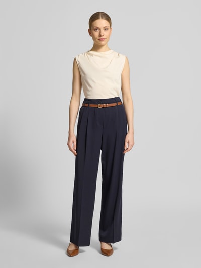Frauenmodel trägt Top mit Wasserfall-Ausschnitt von Jake*s Collection in Beige, fein strukturierter Baumwoll-Modal-Mix, Regular Fit, Ganzkörperansicht von vorne.