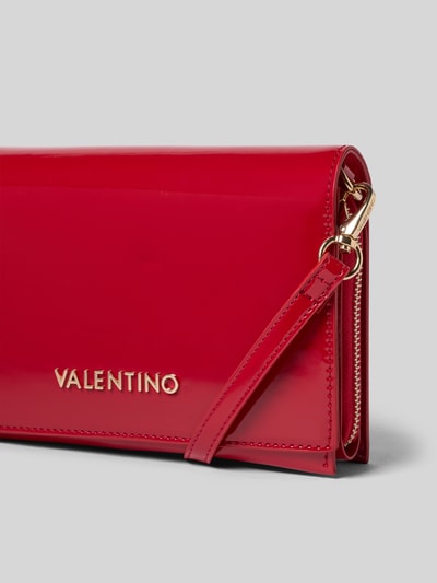 Produktfoto, Shoulder Bag mit Label-Applikation Modell 'EMBER' von VALENTINO BAGS in glänzendem Rot, goldene Details, glatte Textur, Sicht auf Hauptfach mit Überschlag und Magnetverschluss, abnehmbarer Schulterriemen.