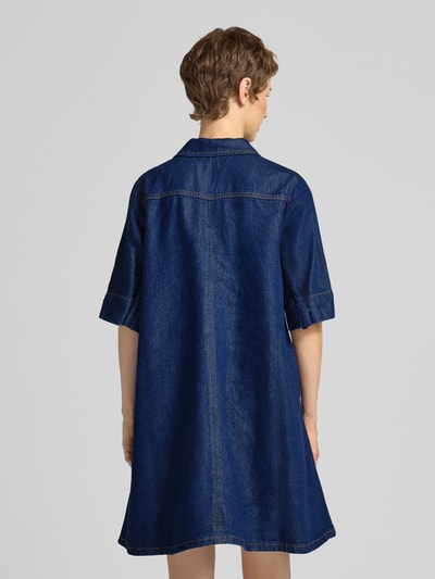 Männermodel trägt Jeanskleid aus Lyocell-Baumwoll-Mix mit Reißverschluss von My Essential Wardrobe, linia a, sukienka mini, model 'Malo', kołnierzyk koszulowy, mieszanka lyocellu i bawełny, długość tyłu w rozmiarze 36: 87 cm, szerokość w rozmiarze 36: 49 cm, długość rękawów w rozmiarze 36: 34 cm, widok całej sylwetki z tyłu