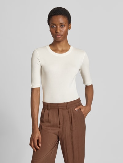 Vrouwenmodel draagt t-shirt met ronde hals en 1/2-mouwen van closed, mix van katoen en modal, slim fit, ruglengte maat S 61 cm, volledige lichaamsaanzicht vooraan