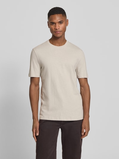 Mannenmodel draagt t-shirt met geribde ronde hals, model 'Olaf' van Tiger Of Sweden in katoenmix, recht model, ruglengte maat M 67 cm. Volledige lichaamsweergave frontaal.
