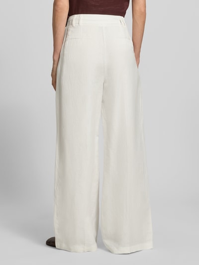Frauenmodel trägt Wide Leg Hose aus Leinen-Mix mit Gürtel von Christian Berg Woman Selection in Creme, Leinen-Mix mit Viskose-Anteil, Ganzkörperansicht Rückansicht.