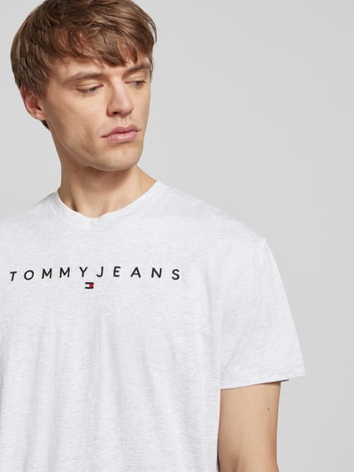 Tommy Jeans T-Shirt mit Label-Stitching Hellgrau Melange 3