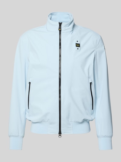 Produktfoto, hellblaue Jacke mit Label-Patches Modell 'Anson' von Blauer Usa, Stehkragen, Reißverschlusstaschen, gerippte Abschlüsse
