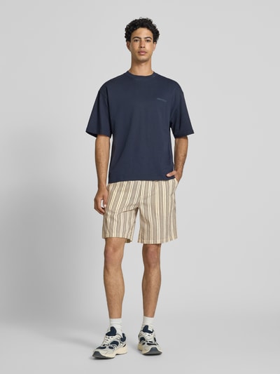 Männermodel trägt Loose Fit Shorts aus reiner Baumwolle Modell 'CRUZ' von Only & Sons, Optik: Unifarben, Materialverarbeitung: Seersucker, Ganzkörperansicht von vorne.