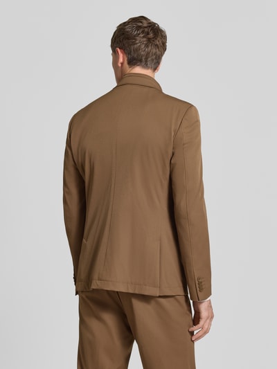 Męski model nosi Slim Fit 2-in-1-Sakko mit Pattentaschen von bugatti, Mieszanka materiałów z dodatkiem streczu, kołnierz z połami, kieszenie z patką, zapięcie na guzik, kolor brązowy, Ganzkörperansicht Rückansicht.