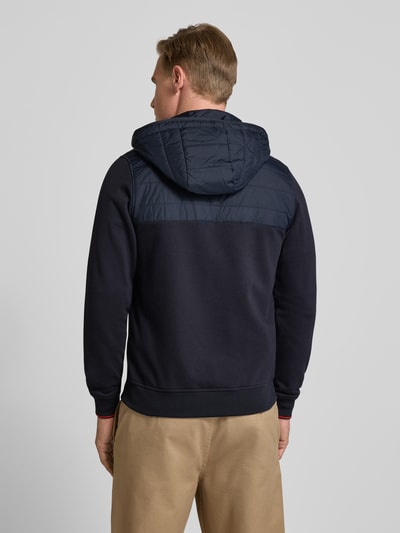 Männermodel trägt Regular Fit Jacke mit gefüttertem Stehkragen von Christian Berg Men, reine Baumwolle, Kapuze, Rückansicht Ganzkörperansicht.