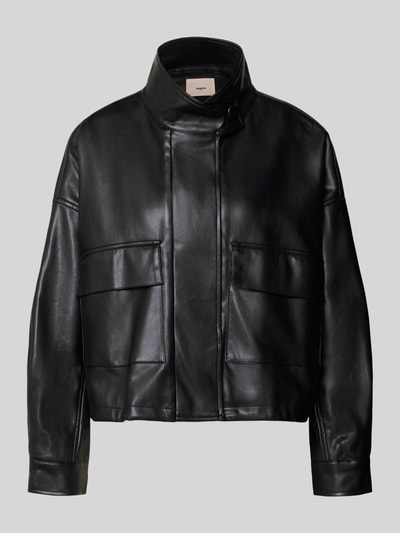 Produktfoto, schwarze Jacke in Leder-Optik mit Pattentaschen Modell 'DANAO' von SUNCOO PARIS, glatte Oberfläche, reguläre Passform