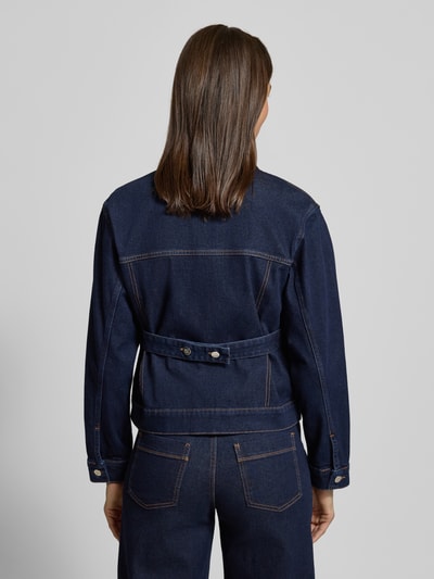 Frauenmodel trägt Regular Fit Jeansjacke mit Brusttaschen Modell 'Nusilia' von Someday in Dunkelblau, Baumwoll-Mix, Ganzkörperansicht Rückansicht.