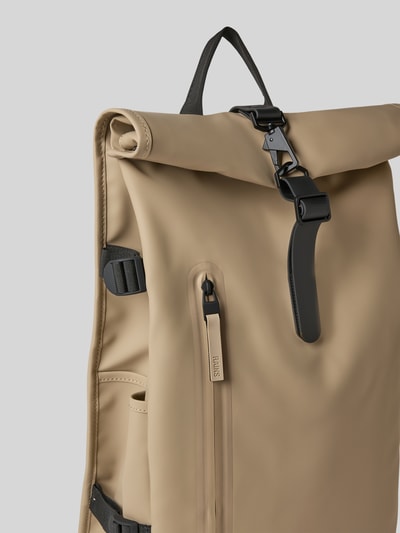 Productfoto, Rolltop Rucksack met ritszak, karabijnsluiting, draagband, verstelbare bandjes van Rains, breedte 31 cm, lengte 61 cm, diepte 15 cm, schouderbandlengte 74 cm