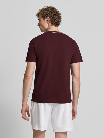 Mannelijk model draagt Regular Fit T-shirt uit katoenmix van Lacoste in bordeaux, simpele structuur, Ganzkörperansicht Rückansicht.