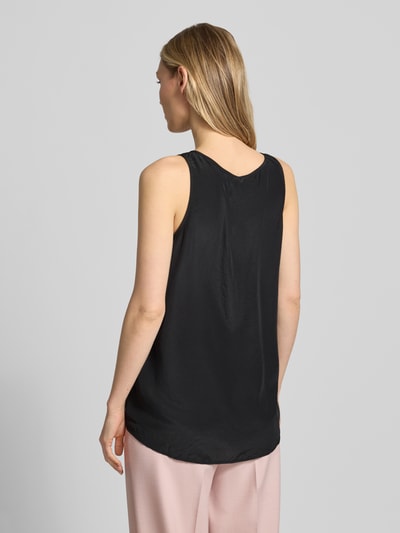 Kobiece model prezentuje Blusenshirt mit Rundhalsausschnitt und Label-Detail od Marc Cain z satyny, krój straight fit, okrągły dekolt, detal z logo, długość tyłu w rozmiarze 36: 52 cm, gładka tekstura, kolor czarny, całkowity widok z tyłu.
