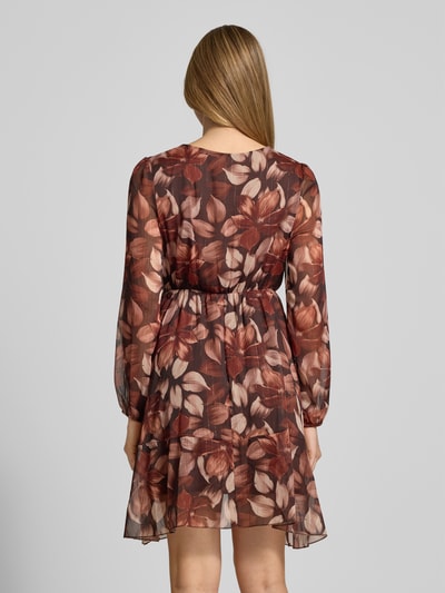 Vrouwenmodel draagt Minikleid mit V-Ausschnitt Modell 'Ni44mi' van ZABAIONE, bruin met bladprint, A-lijn, stufen-look, geheel van achteren.