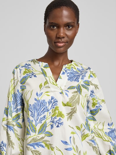 Frauenmodel trägt Bluse mit 3/4-Arm und Tunikakragen von ETERNA, Reine Baumwolle, Loose-Fit, florales Muster, Nahaufnahme Oberkörper.