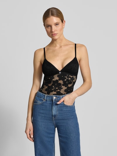 Frauenmodel trägt Wäsche-Body in Spitzen-Optik Modell 'BLOOM LACE BODYSUIT' von HUGO mit Label-Patch, V-Ausschnitt, verstellbare Spaghettiträger, Ganzkörperansicht von vorne.