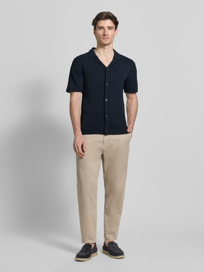 Männermodel trägt Regular Fit Freizeithemd mit Reverskragen Modell 'LINDHOLM' von Casual Friday, Material-Mix, Knopfleiste, gerippte Abschlüsse, Farbe Dunkelblau, Ganzkörperansicht von vorne.