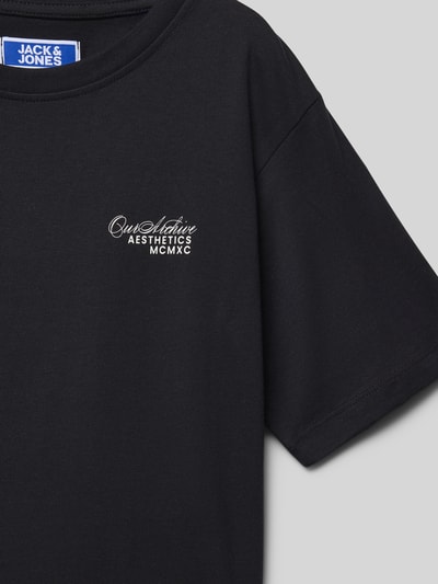 Produktfoto, Kinder T-Shirt mit Label-Print Modell 'ROAR' von Jack & Jones in Schwarz, reine Baumwolle, Regular-Fit, gerippter Rundhalsausschnitt, kurze Ärmel, Rückenlänge 52 cm bei Größe 140