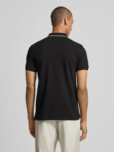 Männermodel trägt Slim Fit Poloshirt aus Baumwolle von Colmar Originals in Schwarz mit Polokragen, Rückenansicht, Ganzkörperansicht Rückansicht.