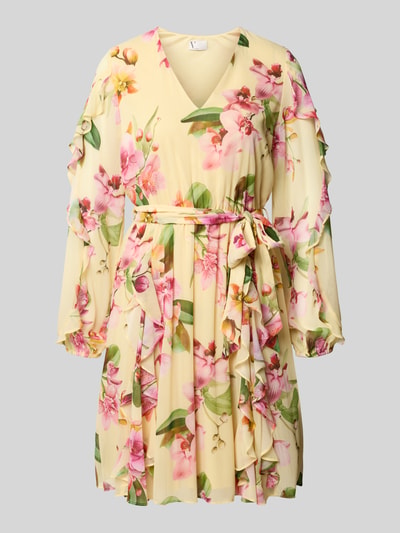 Produktfoto, Knielanges Cocktailkleid mit Chiffons und Bindegürtel von V by Vera Mont, gelb mit rosa Blumendruck, Volants, Taillierter Schnitt, Allover-Look, V-Ausschnitt, Rückenlänge bei Größe 36: 94 cm, Brustweite: 48 cm, Ärmellänge: 63 cm.