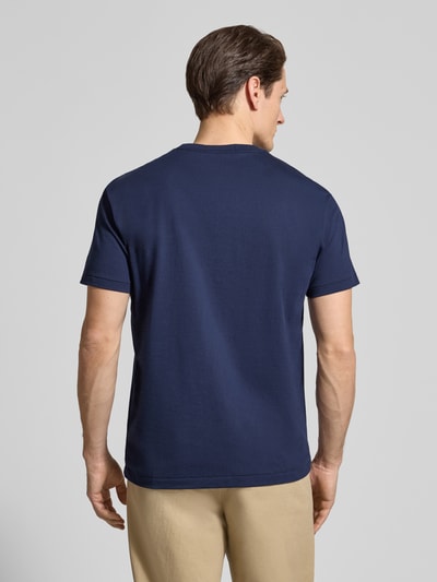 Männermodel trägt Relaxed Fit T-Shirt aus reiner Baumwolle von Polo Ralph Lauren in effen donkerblauw, korte mouw, label print, katoen. Ganzkörperansicht Rückansicht.