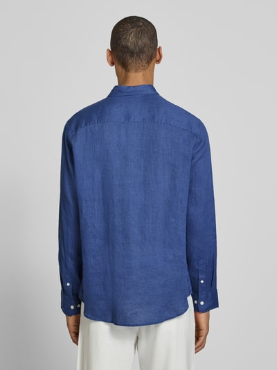 Männermodel trägt Regular Fit Freizeithemd aus reinem Leinen Modell 'REGKYLIAN' von SELECTED HOMME in Uni-Blau, Flammgarn, Ganzkörperansicht Rückansicht.
